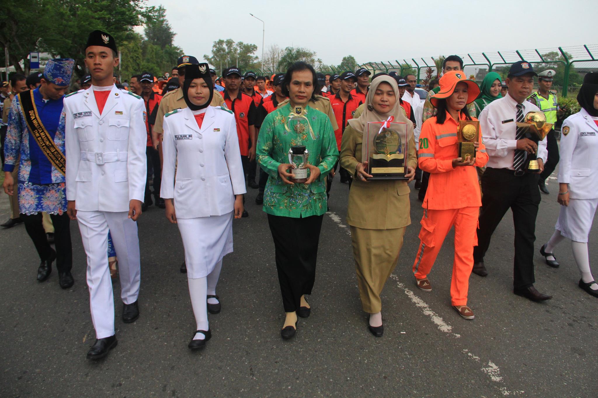 Arak-arakan Piala Adipura Paripurna Berakhir di Kantor Besar Pertamina