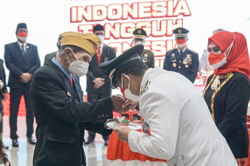 Wali Kota dan Veteran Balikpapan Menyaksikan Detik-detik Proklamasi di Istana Negara