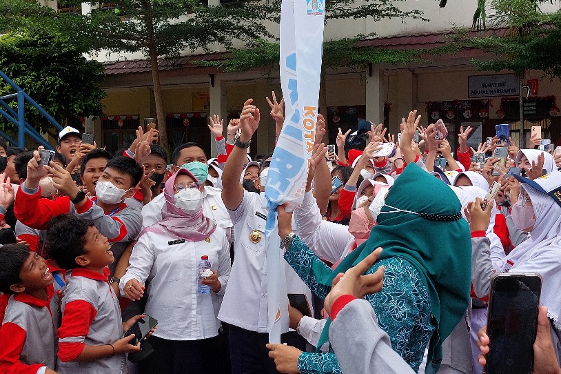 Ikut Serta Pecahkan Rekor MURI, Siswi SMP dan SMA Balikpapan Minum TTD