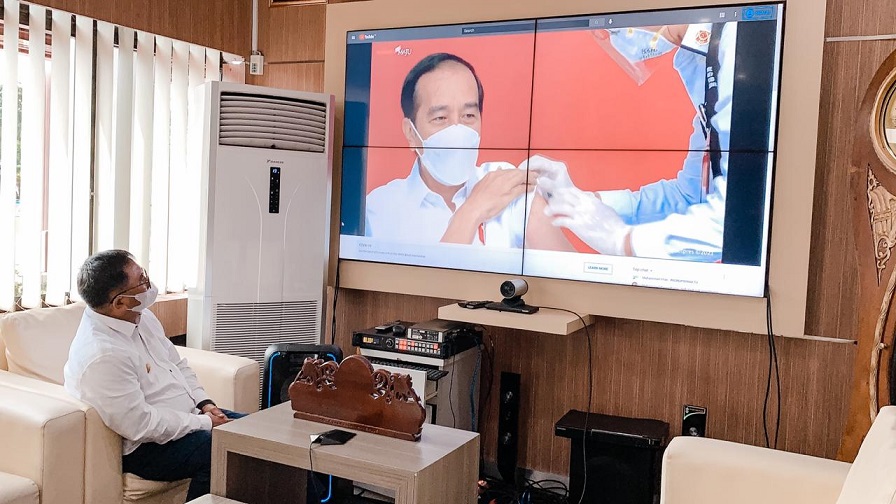 Wali Kota Saksikan Penyuntikan Vaksin Covid Pertama untuk Presiden