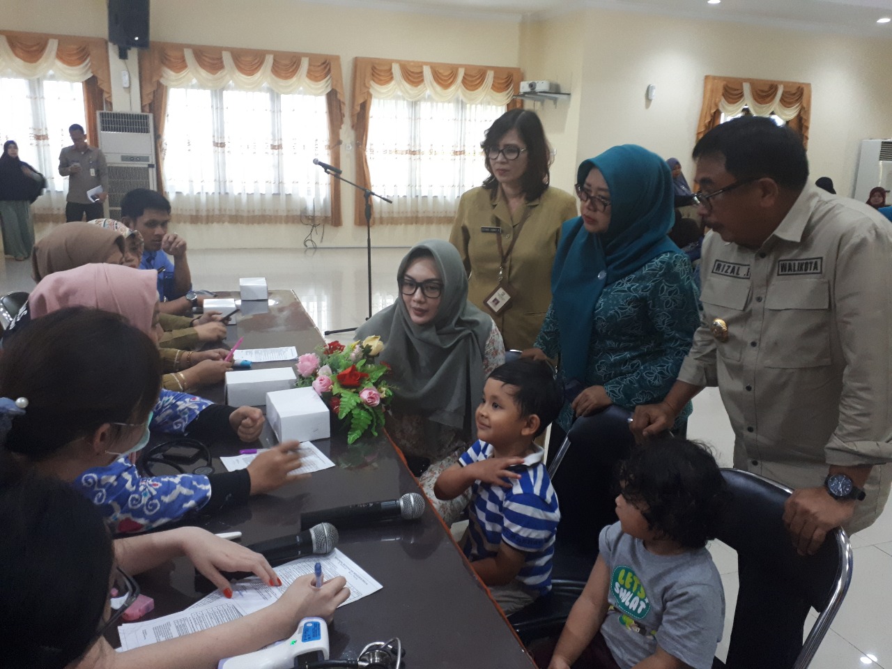 Yakinkan Masyarakat, Dua Cucu Wali Kota Balikpapan Sudah imunisasi MR 