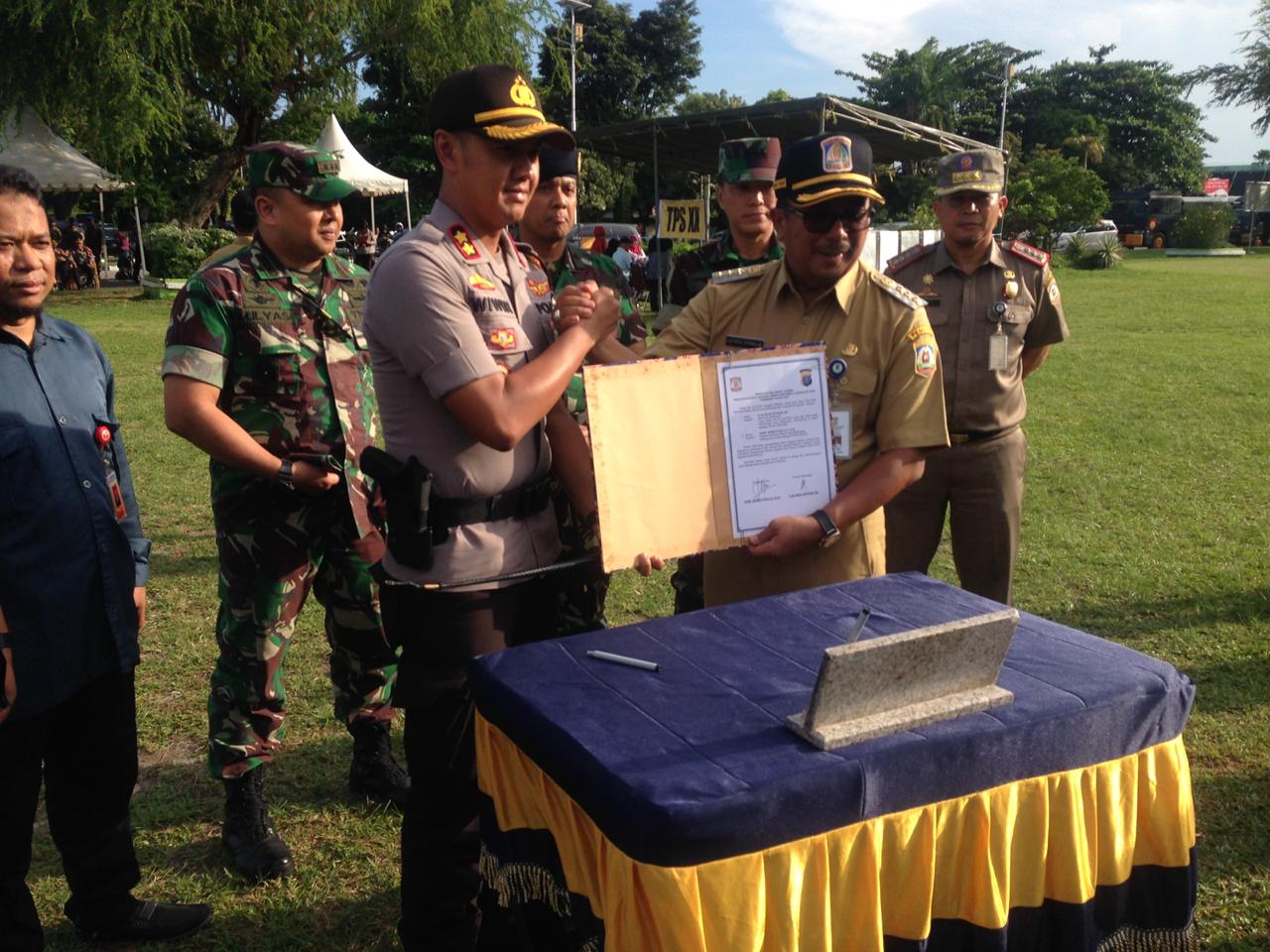 Wali Kota Balikpapan Serahkan 4.110 Anggota Linmas Kepada Polres Balikpapan