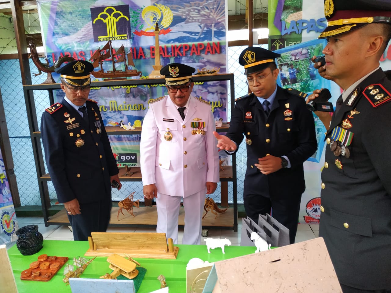 Wali Kota Borong Karya Warga Binaan Lapas Balikpapan Berupa Logo PemkotÂ 