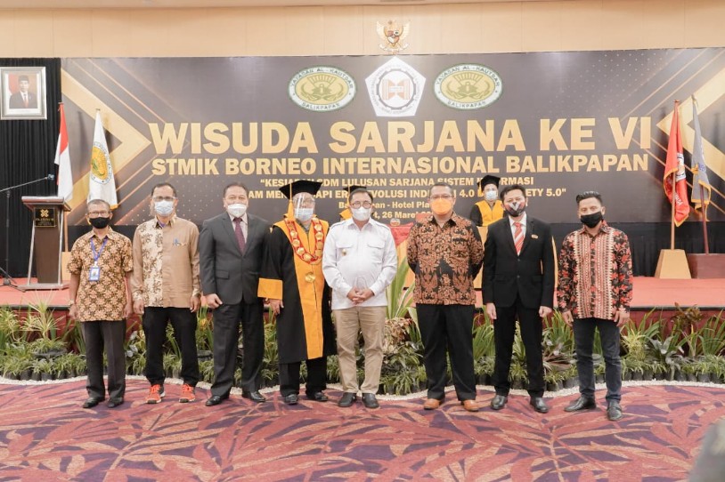 Hadiri Wisuda STMIK Borneo, Wali Kota Berpesan Agar Wisudawan Jadi Motor Penggerak IKN