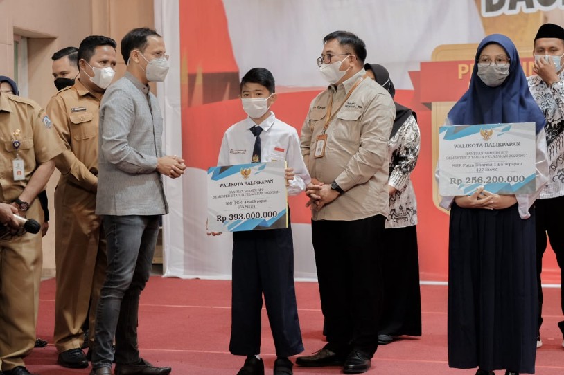 Tinjau Vaksin di Dome, Mendikbud Nadiem Makarim Apresiasi Balikpapan Prioritaskan Guru