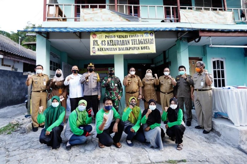 Satgas Covid Balikpapan dampingi Pangdam VI Mulawarman Tinjau Posko PPKM di RT
