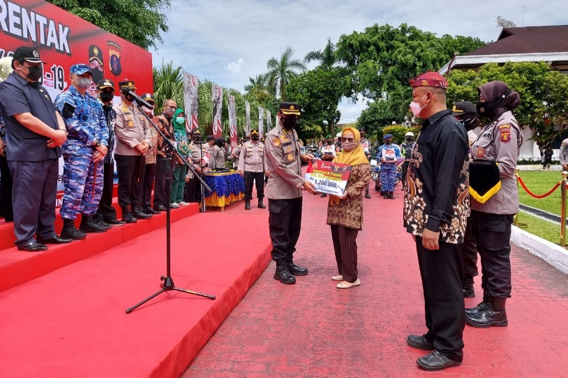 Wali Kota Balikpapan Secara Simbolis Serahkan Bantuan dari Polda Kaltim untuk PKL
