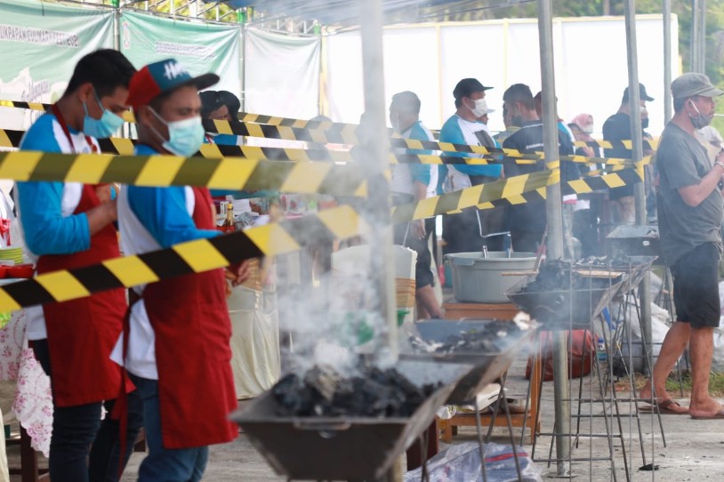 DPOP Gelar Lomba Bakar Ikan di Pantai Manggar