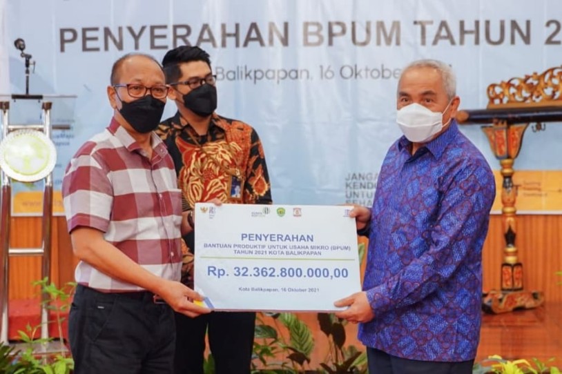 Asisten II Secara Simbolis TerimaÂ BPUM dari Gubernur Kaltim