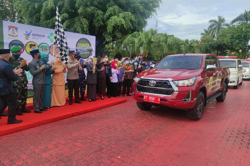 HKN 2021, Wali Kota Balikpapan Serahkan Tiga Unit Mobil untuk Penanganan COVID-19