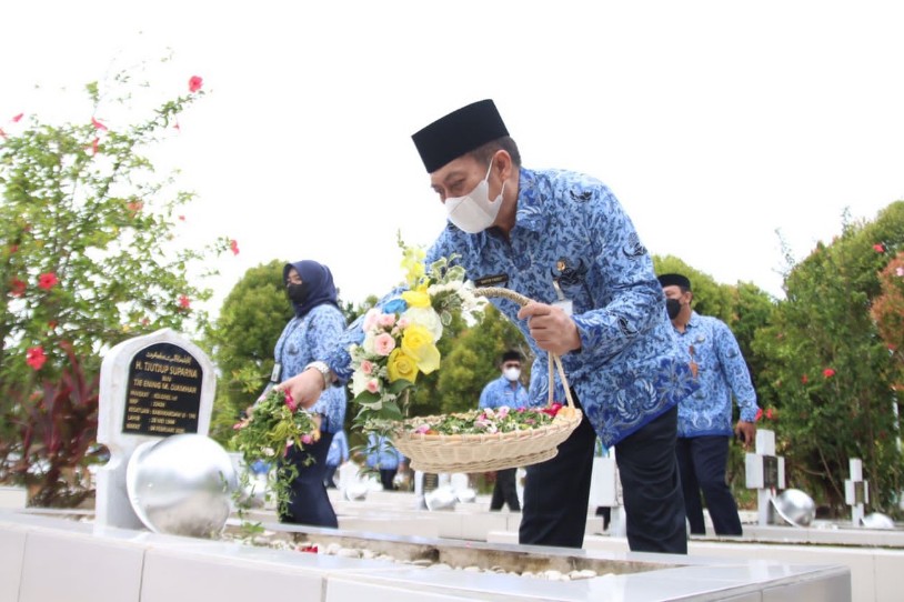 Anggota KORPRI Kota Balikpapan Laksanakan Ziarah di Taman Makam Pahlawan