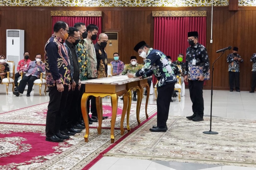 Wali Kota Lantik Lima Orang Direksi Perumda Manuntung Sukses