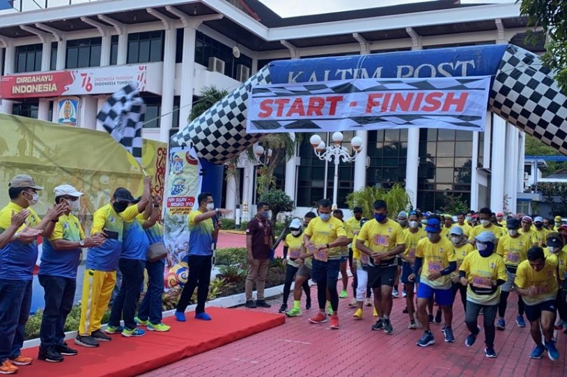 Wali Kota Lepas Peserta Fun Run-Road to Balikpapan 10k di Halaman Kantor Pemkot