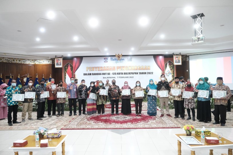 Pemerintah Kota Berikan Penghargaan untuk Warga Berprestasi dan Peduli Lingkungan
