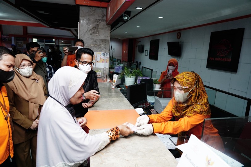 Wali Kota Hadiri Penyerahan BLT Kemensos untuk Lansia di Kantor Pos Balikpapan