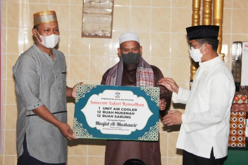 Safari Ramadan Kedua, Wali Kota Laksanakan Tarawih di Masjid Mushawwir Manggar Baru