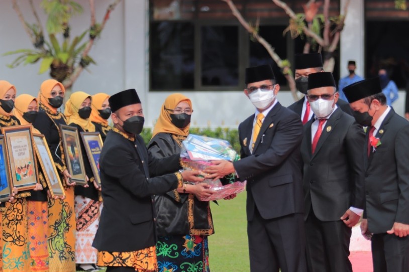 Upacara Hardiknas, Wali Kota Balikpapan Luncurkan Satu Guru Satu Buku