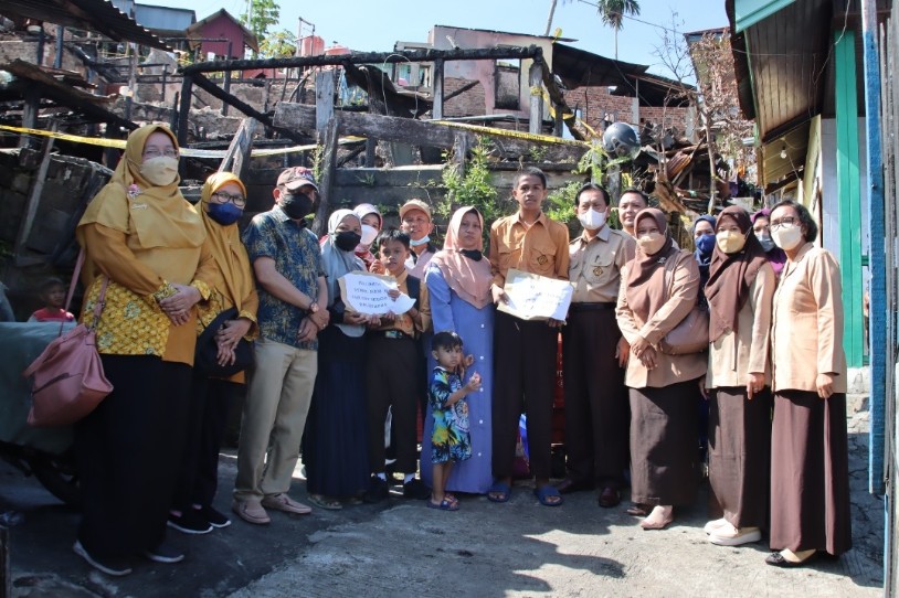 Disdikbud Balikpapan Serahkan Bantuan untuk Posko dan Siswa Korban Bencana Kebakaran