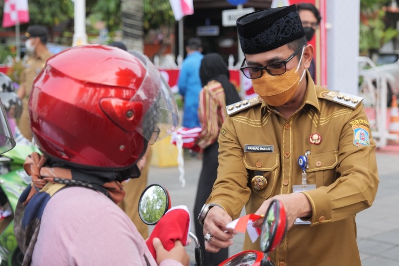 Dukung Gerakan 10 Juta Bendera Se Indonesia, Wali Kota Balikpapan Bagikan Bendera untuk Pengendara