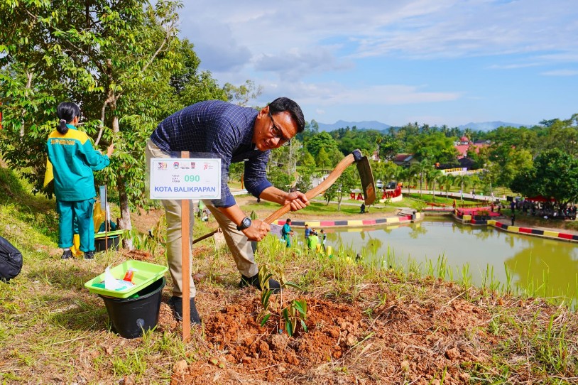 Pemkot Balikpapan Tanam Durian di Kebun Apeksi Kota Padang