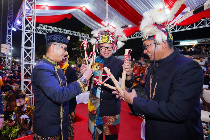 Pawai Budaya Rakernas Apeksi, Wali Kota Balikpapan Berikan Cinderamata Pasak Bumi