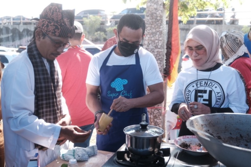 Pecahkan Rekor MURI, Wali Kota Balikpapan dan Istri Ikuti Lomba Marandang dan Membuat Teh Talua
