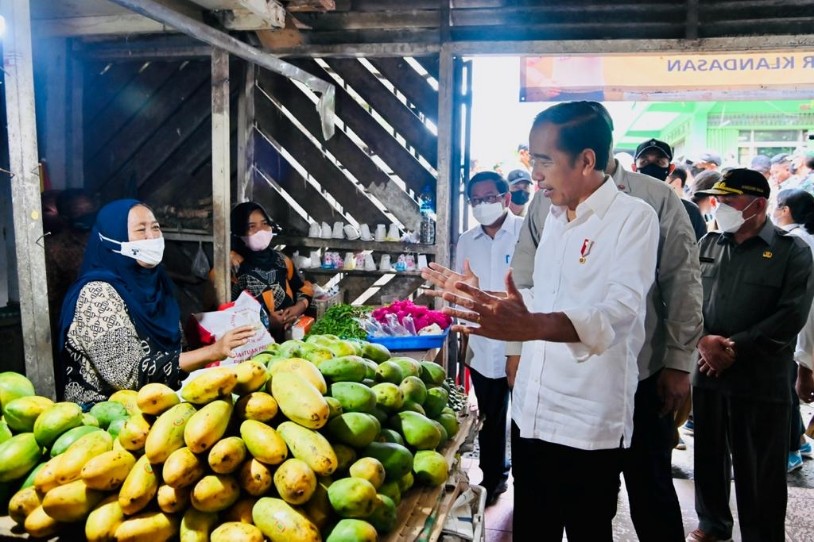 Presiden Joko Widodo Kunjungi Pasar Klandasan dan Serahkan Bantuan di Kantor Pos