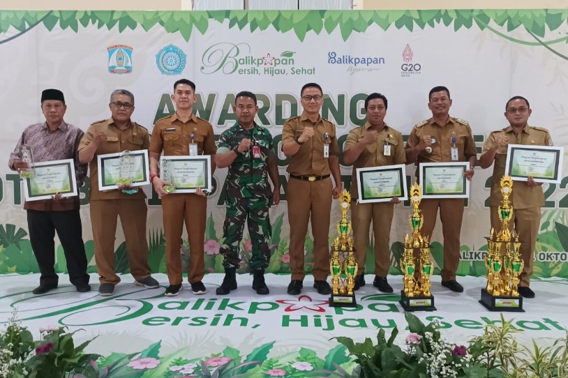 Pemkot Balikpapan Serahkan Penghargaan RT CGH dan Eco Office 2022