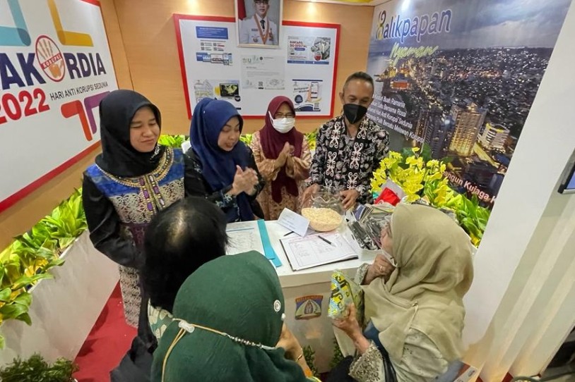 Pengunjung Antusias, Stan Pemkot Balikpapan Kenalkan Program dan Bagi Souvenir Khas Kota Minyak