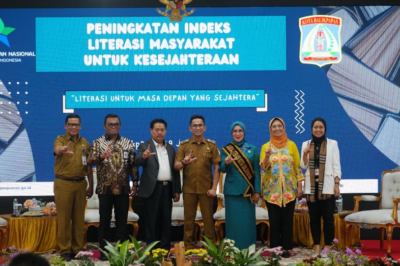Nurlena Rahmad Mas'ud Dikukuhkan Sebagai Bunda Literasi Kota Balikpapan