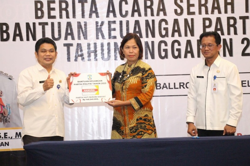 Pemkot Balikpapan Serahkan Bantuan Keuangan bagi Parpol Rp2,1 Miliar