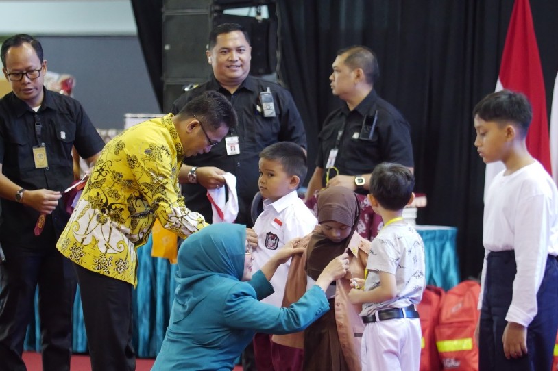 Pemkot Bagikan Seragam Gratis, Program Prioritas di Bidang Pendidikan
