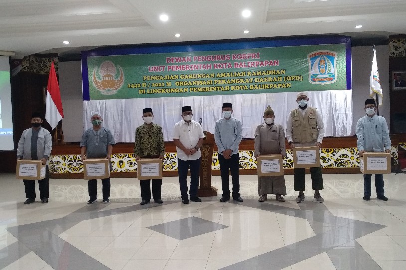 Wali Kota Bagikan Bantuan untuk Pondok Pesantren dalam Pengajian Gabungan Pegawai