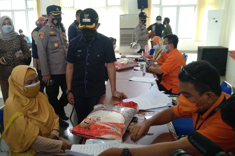 Wali Kota Tinjau Pembagian BST Kemensos di Kecamatan Balikpapan Utara