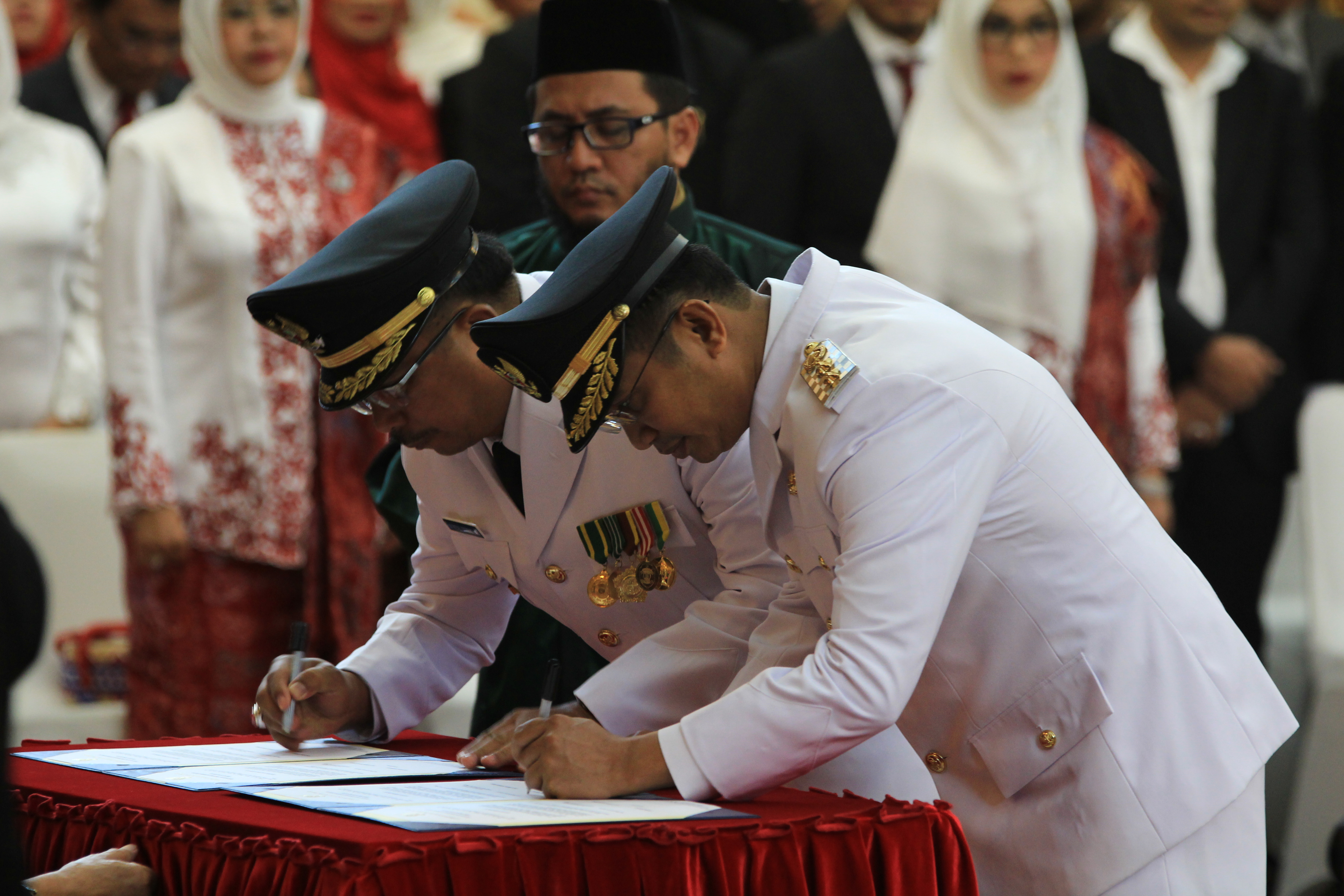 Gubernur Resmi Melantik Rizal-Rahmad