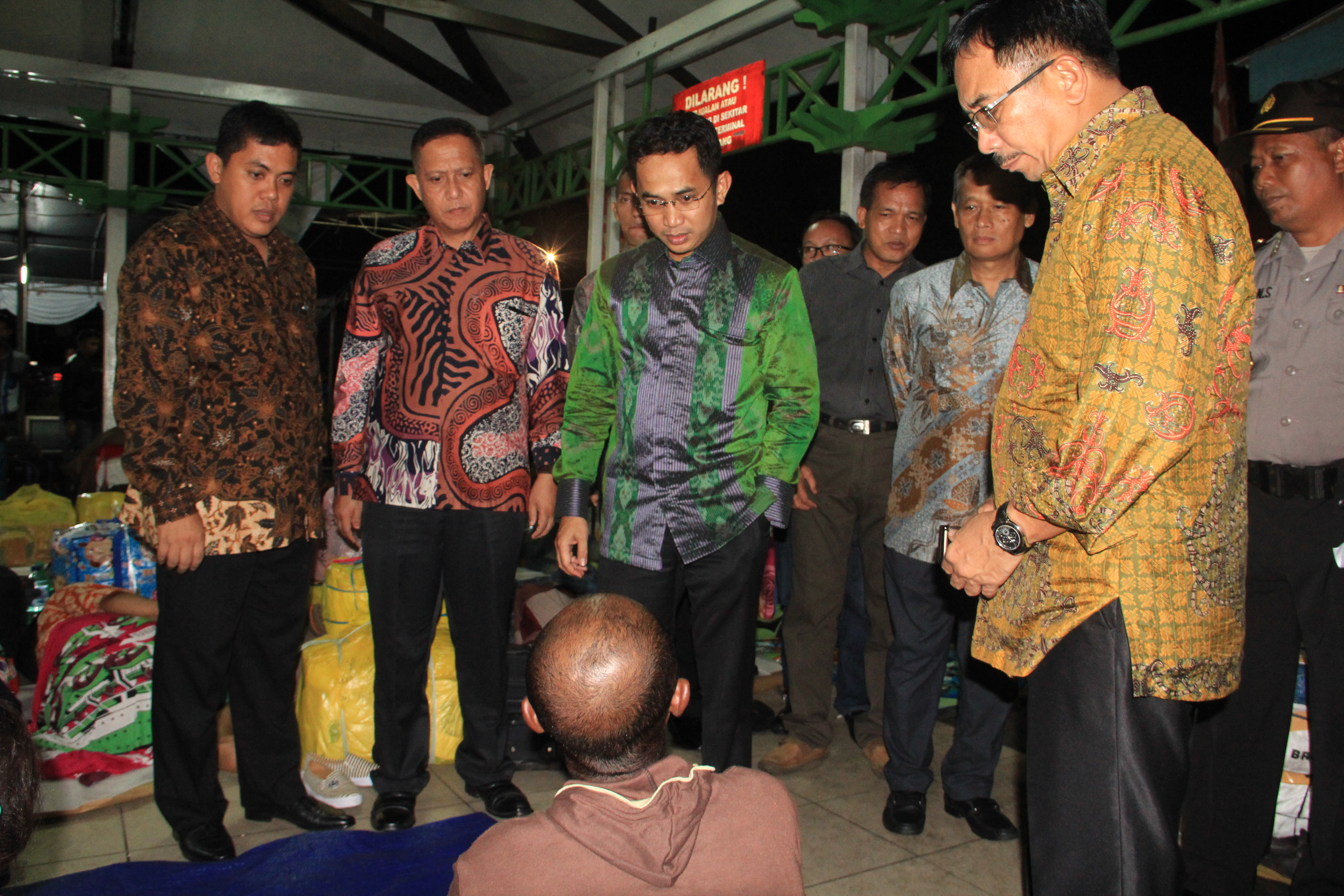 Kehabisan Tiket, Calon Penumpang Terpaksa Menginap Di Pelabuhan