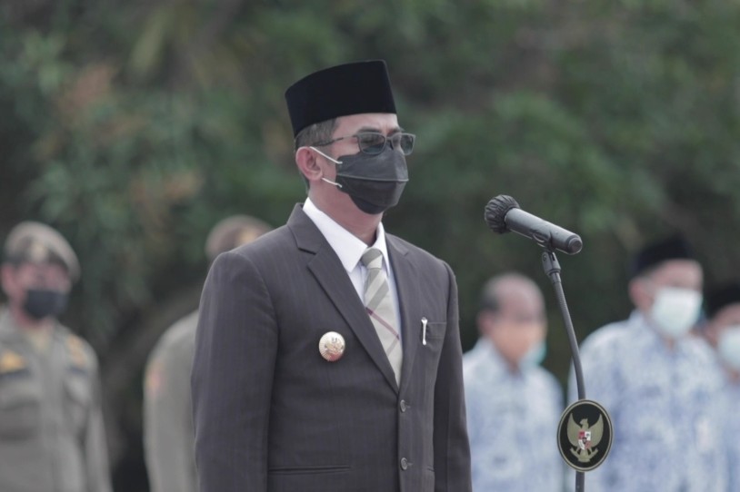 Hari Pahlawan, Wali Kota dan Peserta Upacara Taburkan Bunga di Makam Para Pahlawan