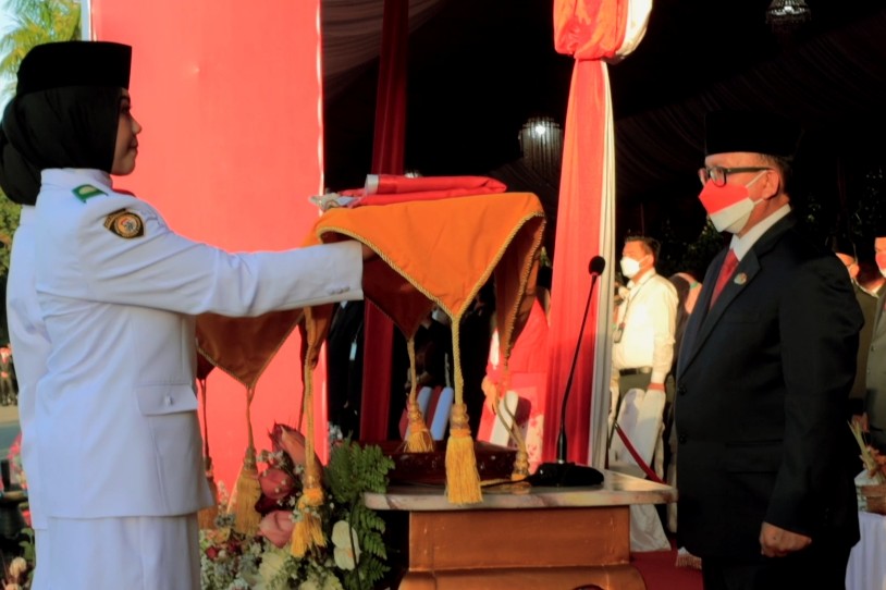 Asisten Syaiful Bahri Jadi Irup Penurunan Duplikat Bendera Pusaka di Lapangan Merdeka