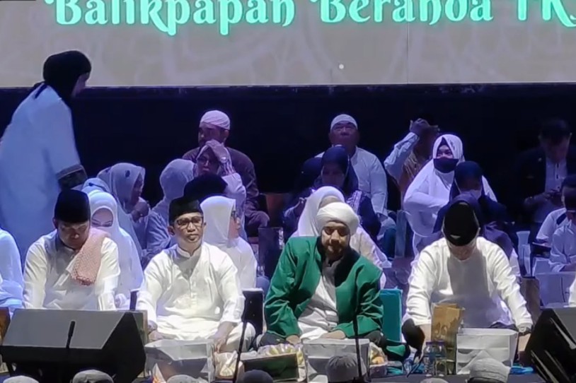 Masyarakat Antusias Ikuti Balikpapan Bersholawat Bersama Habib Syech