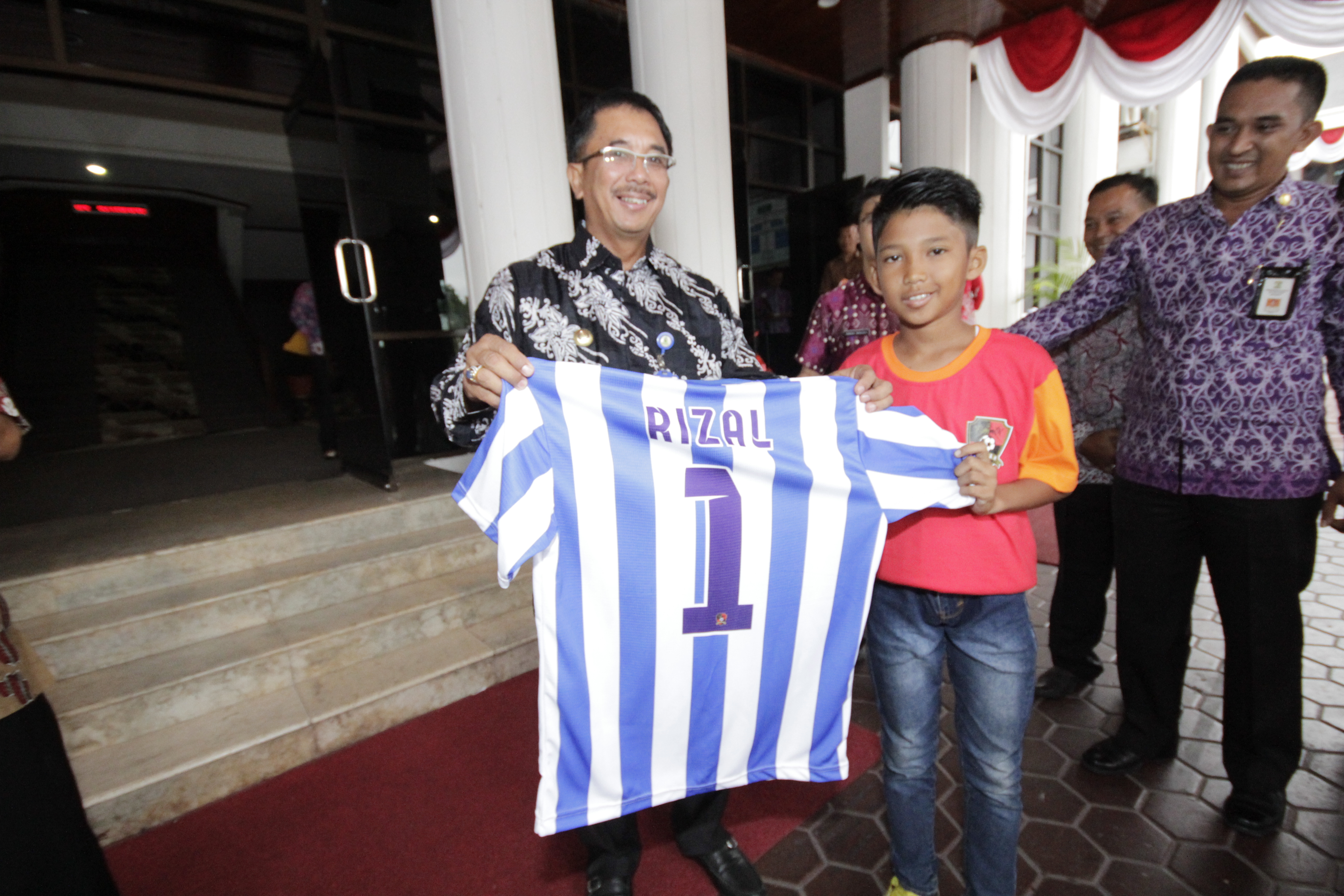 Datang, Main, Menang