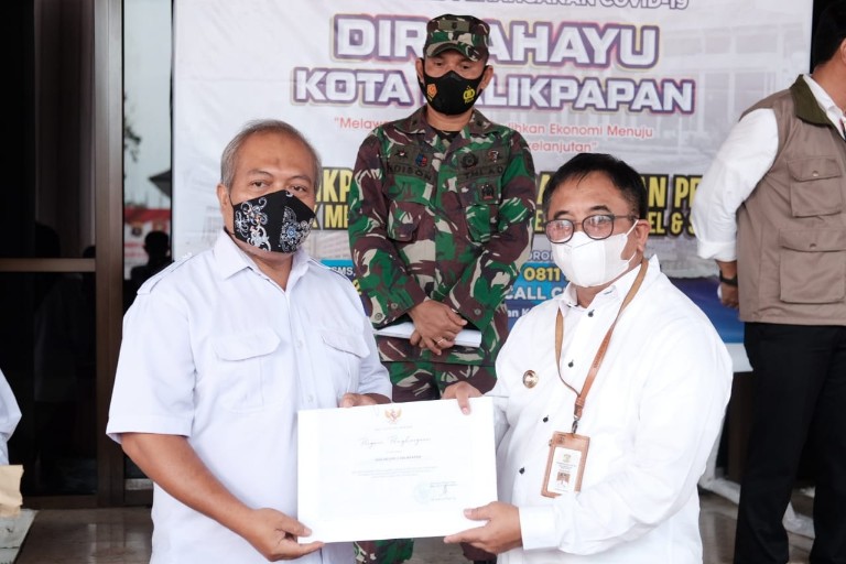 SMA Negeri 2 Balikpapan Serahkan Bantuan untuk Korban Gempa dan Banjir Bandang melalui Pemkot