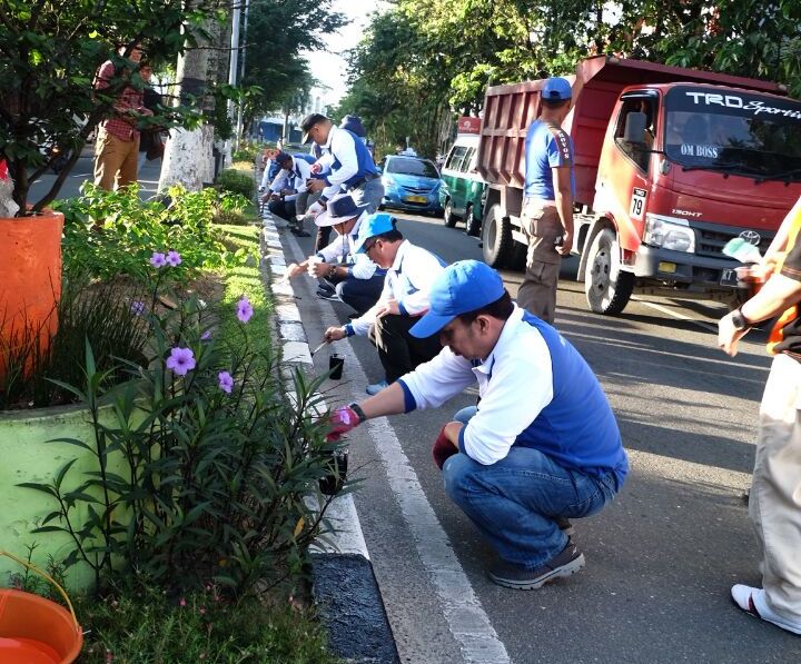 Sambut HUT Ke-45 KORPRI, Gotong Royong Cat Median Jalan