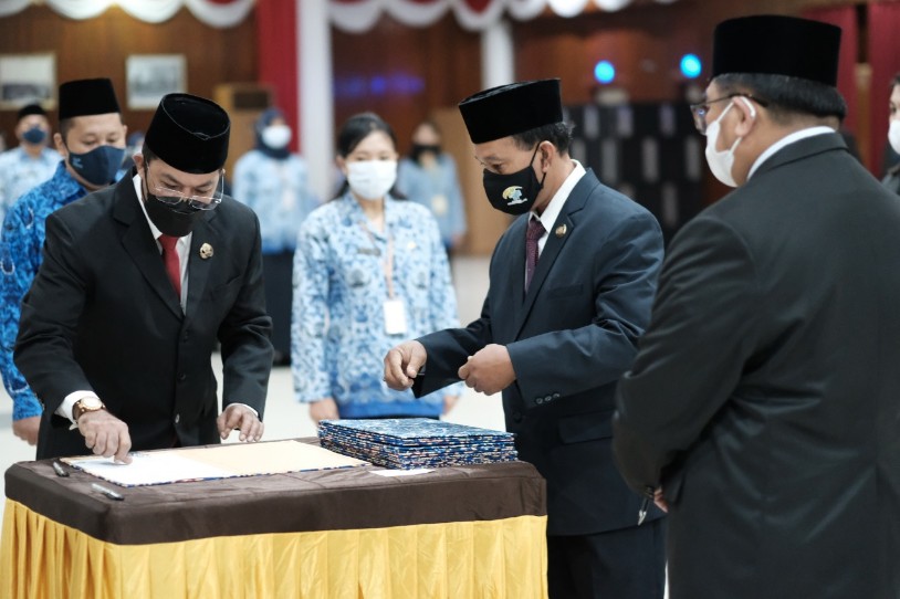 Wali Kota Lantik 25 ASN, Tiga Diantaranya Kepala Perangkat Daerah