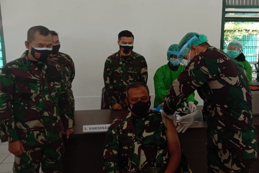 Nakes Kodam dan Pangdam VI Mulawarman Terima Vaksinasi Covid-19