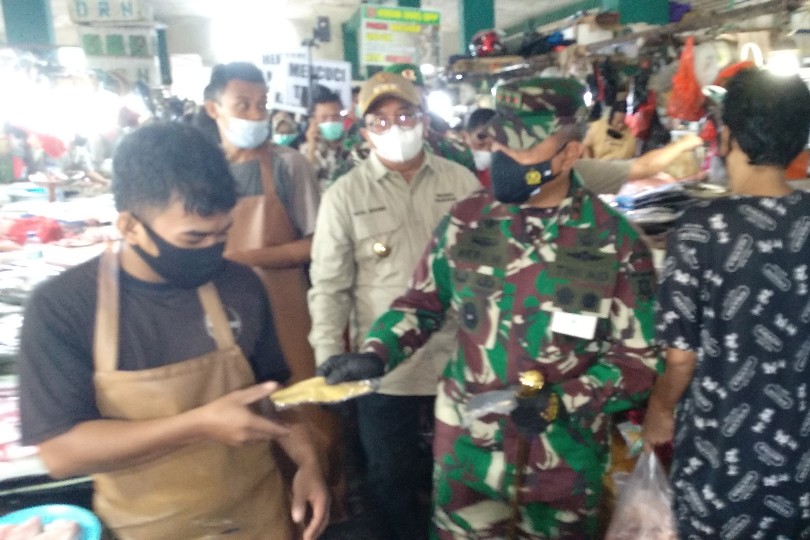 Pangdam VI Mulawarman Bersama Satgas Covid Bagi Masker dan Rapid Antigen Gratis di Pasar Klandasan