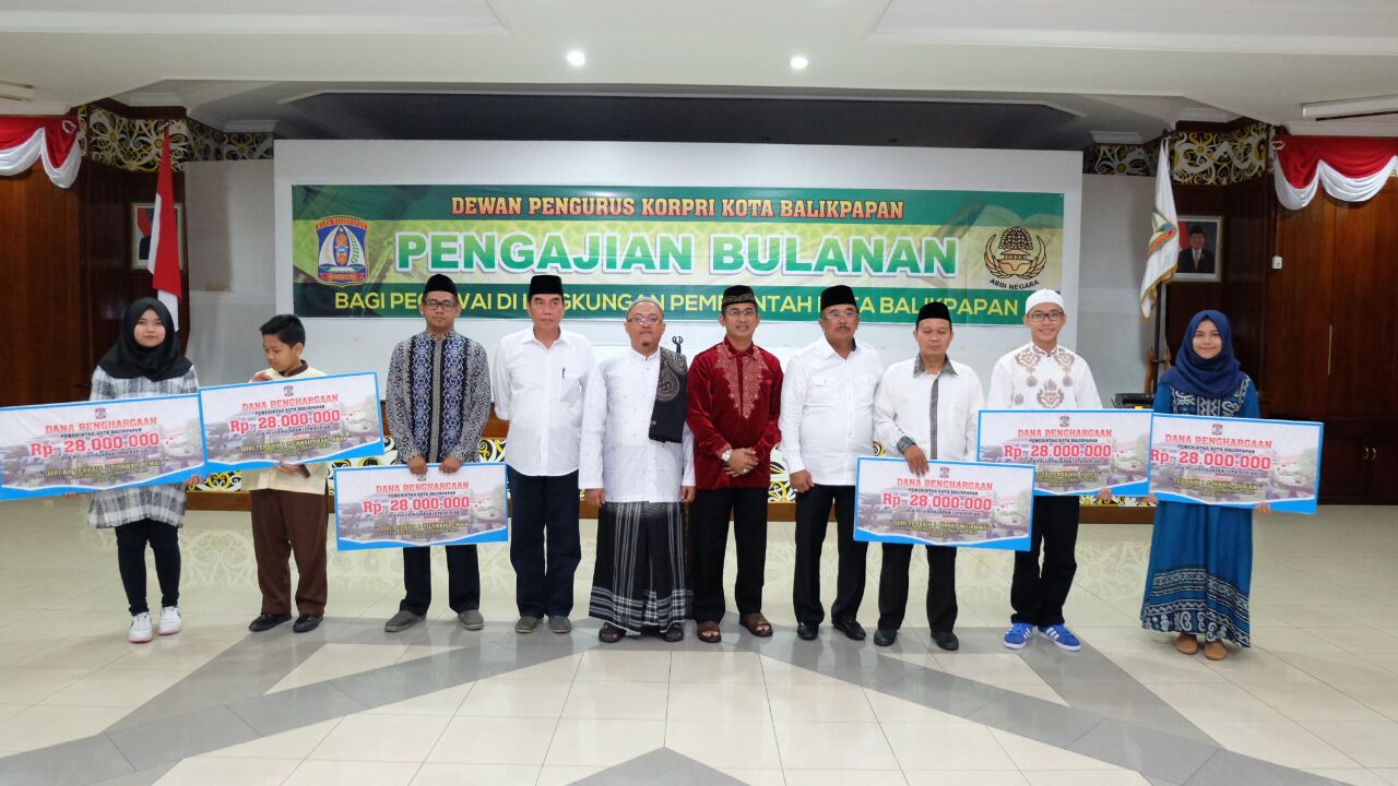 Pengajian Bulanan KORPRI, Wali Kota Serahkan Dana Pembinaan Kepada Juara MTQ